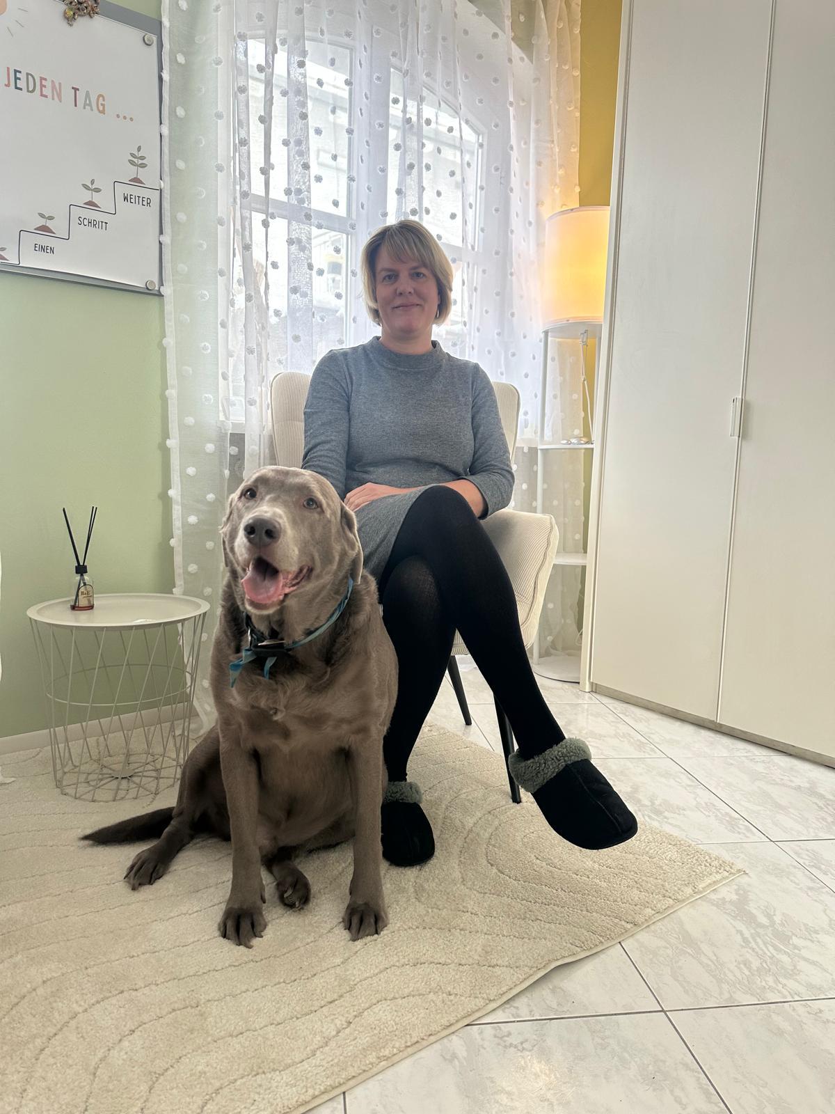 Lerntherapeutin Meriel Hill mit ihrem Hund in der Praxis in Pirmasens